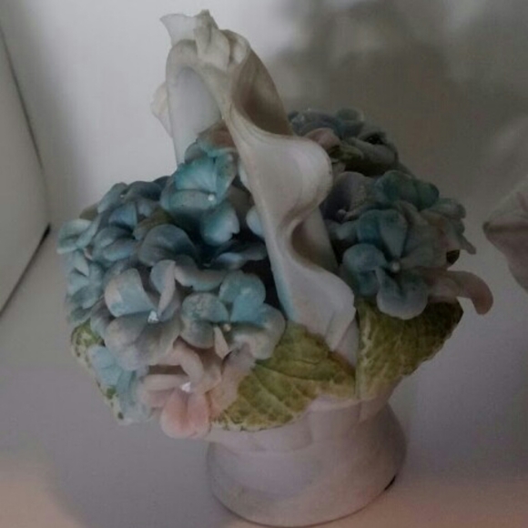 Floral porcelain flower Knick knack - Picture 3 of 3